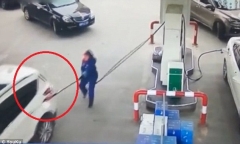Video: Tài xế xe hơi kéo đổ cây xăng chỉ vì nguyên nhân không tưởng