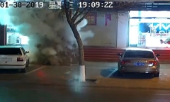 Video: Cậu bé châm pháo khiến mặt đường nổ tung, gạch bắn lên trời