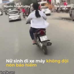 Video: Khiếp đảm cảnh nữ sinh đầu trần lạng lách, đánh võng giữa phố đông người