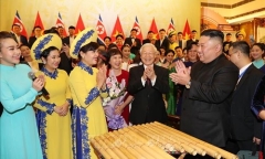 Chủ tịch Triều Tiên Kim Jong-un chơi thử nhạc cụ dân tộc Việt Nam