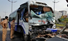 Xe khách 29 chỗ tông đuôi container, nhiều người nhập viện