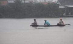 Mưa lớn ở Huế, hàng nghìn ngôi nhà bị ngập, nhiều nơi bị cô lập