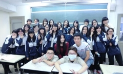Cô giáo tiếng Anh từng là người mẫu khiến lớp học 'quá tải' vì quá xinh đẹp