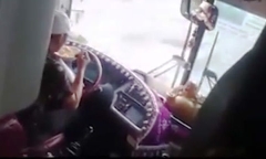Đình chỉ công tác đối với tài xế xe khách buông vô lăng để ăn mì