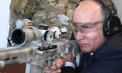 Video tổng thống Putin trổ tài bắn tỉa với súng trường tối tân Kalashnikov
