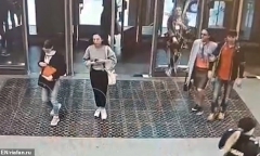 Video mải xem điện thoại di động, cô gái trẻ đâm vỡ cửa kính ga tàu điện