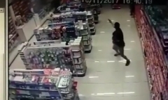 Video: Cảnh sát Brazil vừa bế con vừa tiêu diệt 2 tên cướp