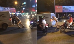 Video: CSGT đẩy giúp ô tô chết máy ở Hà Nội