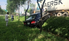 Xe đầu kéo húc văng ô tô con, 3 cha con thoát chết trong gang tấc