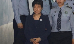 Cựu tổng thống Park Geun Hye bị còng tay khi ra tòa