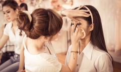 Những góc khuất sau nghề trang điểm cho người nổi tiếng