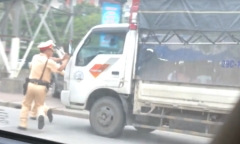 Xác minh thông tin xe tải cố tình tăng ga ép 2 cảnh sát giao thông chạy lùi