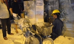 Sau hàng loạt tiếng nổ lớn, tủ biến áp bốc cháy ngùn ngụt 