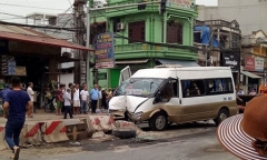 Xe khách mất lái đâm vào dải phân cách, nhiều hành khách bị thương