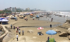 Lãnh đạo Sầm Sơn thông tin việc kênh nước thải đen ngòm đổ ra biển