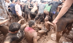 “Vỡ trận” hội Phết Hiền Quan vì cả trăm trai làng tranh cướp