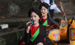 Dòng người nườm nượp đổ về Hội Lim trẩy hội