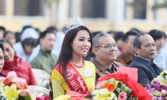 Hoa hậu Kỳ Duyên về thăm trường cũ ở Nam Định