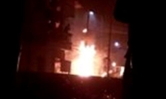 Dân hoảng loạn vì cột điện bốc cháy lúc nửa đêm