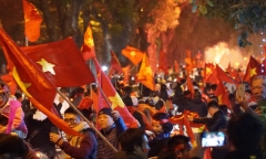 Cổ động viên cả nước đổ ra đường ăn mừng tuyển Việt Nam vô địch AFF Cup 2018 sau 10 năm chờ đợi