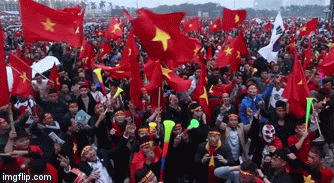 Video: Cổ động viên bật nhạc “quẩy”, lái cần cẩu đi cổ vũ đội tuyển Việt Nam 