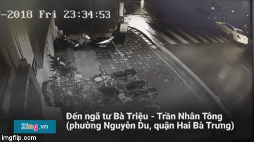 Khoảnh khắc Range Rover đâm ngã nữ sinh rồi bỏ chạy trên phố Hà Nội