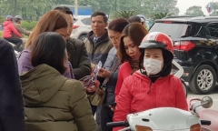 Sát giờ bóng lăn, giá vé chợ đen vẫn 