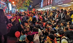 Dòng người kéo về màn hình máy lớn tại Hồ Gươm để theo dõi trận Việt Nam – Malaysia