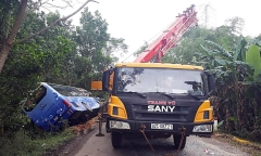 Xe khách tông ôtô tải cẩu đậu bên đường, 2 người tử vong