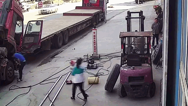 Video: Quên ngắt van máy bơm khiến lốp ô tô phát nổ, hất văng hai mẹ con 