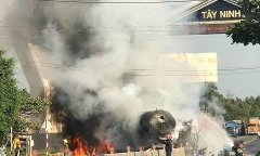 Tông vào dải phân cách, xe bồn chở gas bốc cháy ngùn ngụt