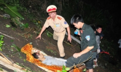 Trắng đêm cứu người trong vụ xe khách lao xuống vực