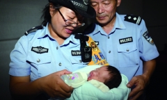 Chai sữa lạnh ngắt đã tố cáo tội ác bị che giấu của 