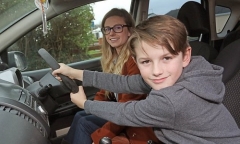 Mẹ bất ngờ ngất xỉu khi đang lái xe và hành động phi thường của cậu bé 8 tuổi