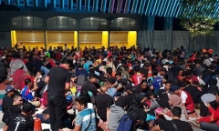 Hàng nghìn CĐV Malaysia xếp hàng hơn 10 tiếng đồng hồ để săn vé chung kết AFF Cup 