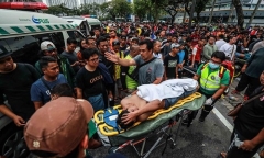 Cận cảnh CĐV Malaysia giẫm đạp nhau để tranh mua tấm vé chung kết AFF Cup 2018