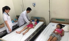 Hơn 60 học sinh tiểu học ở TP.HCM nhập viện sau bữa ăn trưa
