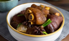 Vào bếp làm món móng giò om trà đen có hương vị mới lạ
