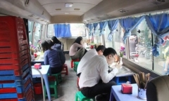 Quán bún chả hoạt động trên xe khách bị xử phạt 2,5 triệu đồng