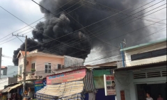 Bình Dương: Hai đám cháy lớn xảy ra liên tiếp, xe cứu hỏa gặp nạn