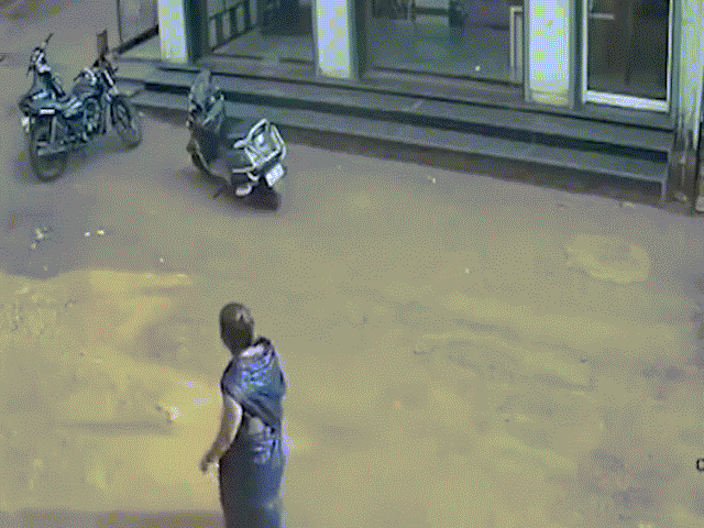 Video: Rơi từ tầng 3 xuống đất, bé trai 2 tuổi may mắn thoát chết