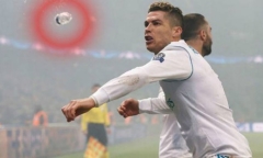 C.Ronaldo suýt lĩnh cả chai nước vì khiến fan của PSG 