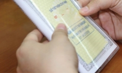 Lấy lòng người tình đồng tính, cô gái làm giả sổ tiết kiệm đi rút gần 1 tỉ ở ngân hàng