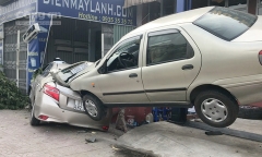 Ôtô mất lái húc gãy cây xanh, 