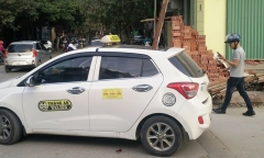 Thanh sắt bất ngờ rơi xuyên thủng nóc taxi, 1 hành khách tử vong
