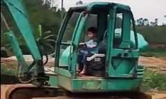 Clip: Màn lái xe múc thuần thục của cậu bé 5 tuổi khiến nhiều người sửng sốt