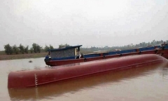Lật tàu 300 tấn chở đá, hai vợ chồng chết và mất tích