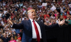 Vì sao Tổng thống Trump thất thế trước đối thủ đảng Dân chủ Joe Biden?