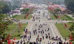 Chùm ảnh: Dòng người nườm nượp đổ về Đền Hùng