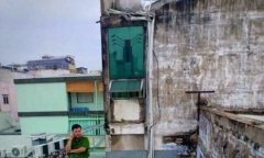 Sự thật nam thanh niên bị mắc kẹt suốt đêm trên mái tôn ở Sài Gòn
